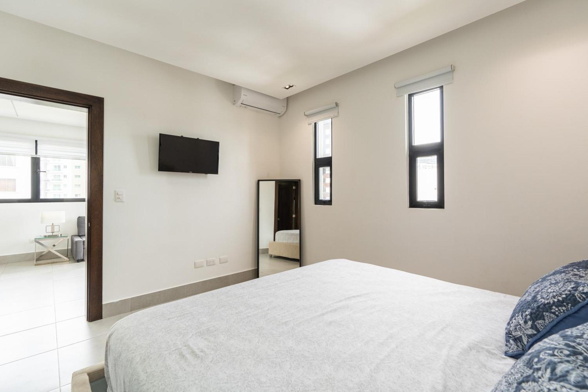 Modern Luxury Condo With Rooftop Pool & Gym ซานติอาโก เด ลอสกาบาเญโรส ภายนอก รูปภาพ